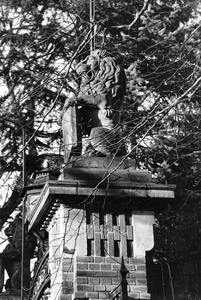 847586 Afbeelding van een beeld van een leeuw met wapenschild op een van de hekpalen bij de oprit van Kasteel De Hooge ...